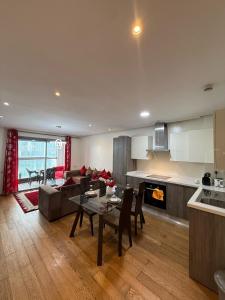 eine Küche und ein Wohnzimmer mit einem Tisch und einer Couch in der Unterkunft Appartement Casa-marina au 10ème étage in Casablanca