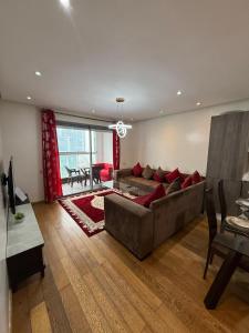 ein Wohnzimmer mit Sofa und Tisch in der Unterkunft Appartement Casa-marina au 10ème étage in Casablanca