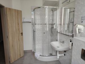 Koupelna v ubytování Hotel Legie