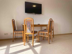 TV a/nebo společenská místnost v ubytování STA1079 Moderne Monteurwohnung mit Balkon