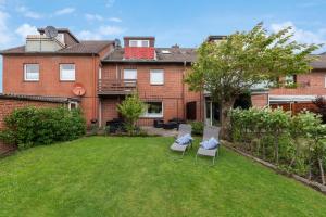 un patio con dos sillas frente a una casa en Wiebke, en Büsum 4 fotos más