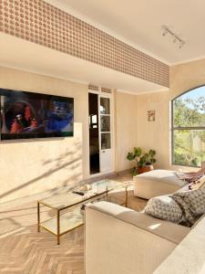 TV a/nebo společenská místnost v ubytování Grande Casa - Central Stellenbosch