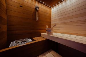 Eine Holzsauna mit einem Eimer auf einem Regal in der Unterkunft Sunset Hotel in Cefalú