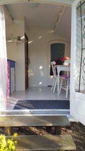 vistas al porche de una casa pequeña en Bed & Breakfast Markelo, en Markelo