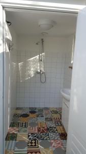 baño con ducha y suelo de baldosa. en Bed & Breakfast Markelo, en Markelo 12 fotos más