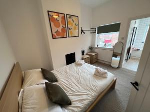 TV a/nebo společenská místnost v ubytování Altrincham House - 2BR - Sleeps 6 - WiFi - Parking