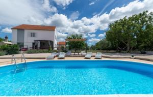 Bazén v ubytovaní Pet Friendly Home In Pridraga With Wifi alebo v jeho blízkosti
