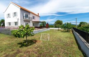 Vonkajšia záhrada v ubytovaní Pet Friendly Home In Pridraga With Wifi