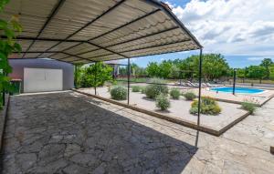 Bazén v ubytovaní Pet Friendly Home In Pridraga With Wifi alebo v jeho blízkosti