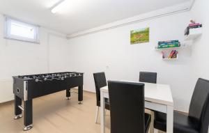Posedenie v ubytovaní Pet Friendly Home In Pridraga With Wifi