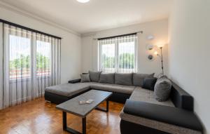 Posedenie v ubytovaní Pet Friendly Home In Pridraga With Wifi