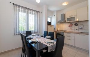 Kuchyňa alebo kuchynka v ubytovaní Pet Friendly Home In Pridraga With Wifi