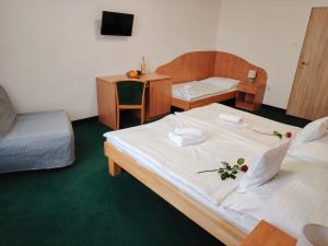 Postel nebo postele na pokoji v ubytování Hotel Legie