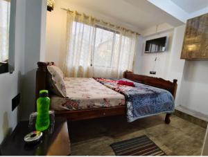 Postel nebo postele na pokoji v ubytování Beverly Hills Home stay
