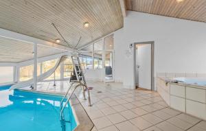 Swimmingpoolen hos eller tæt på Holiday Home Krogsande Blåvand Ix + 29 billeder