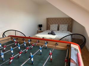 a group of toy soldiers walking around a bed at L'elegante - Proche centre in Saint-Brieuc