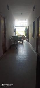 Un pasillo con una mesa y sillas en una habitación. en JMS Girls Hostel, en Varanasi 8 fotos más