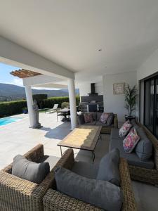 ein Wohnzimmer mit Sofas und eine Terrasse in der Unterkunft VILLA Azura 5 étoiles Vue panoramique in Sainte-Maxime