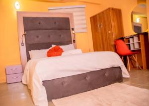 Postel nebo postele na pokoji v ubytování Tasteful Ikeja 2bed rooms luxury Apartment On Allen Aveneue ,Ogundana ,3Min to the Airport ,24hours Power