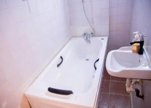 Kamar mandi di Tasteful Ikeja 2bed rooms luxury Apartment On Allen Aveneue ,Ogundana ,3Min to the Airport ,24hours Power
