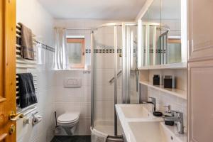 une salle de bain avec douche, lavabo et toilettes dans l'établissement Ferienhaus Frühholz - Fewo Wank, à Grainau 15 autres photos