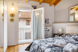 un dormitorio con una cama y una ventana en Lori's Inn 2 Appartamenti Mondovì, en Mondovì