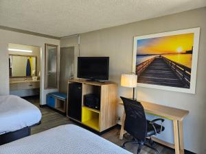 TV a/nebo společenská místnost v ubytování Days Inn by Wyndham Washington