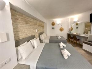 Pokój hotelowy z 2 łóżkami i łazienką w obiekcie Perissa Bay w mieście Perissa +37 zdjęć