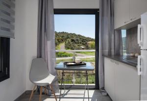 une cuisine avec une table et une fenêtre avec vue dans l'établissement Villa Miranda Roshi, à Toroni