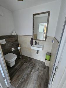A bathroom at Ferienwohnung Neuheim