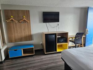 TV a/nebo společenská místnost v ubytování Days Inn by Wyndham Washington
