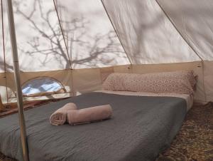 łóżko w namiocie z ręcznikiem w obiekcie Camping Trevélez w mieście Trevélez +129 zdjęć