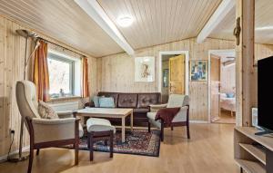 Μια τηλεόραση ή/και κέντρο ψυχαγωγίας στο 2 Bedroom Gorgeous Home In Toftlund