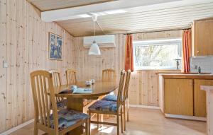 Η κουζίνα ή μικρή κουζίνα στο 2 Bedroom Gorgeous Home In Toftlund