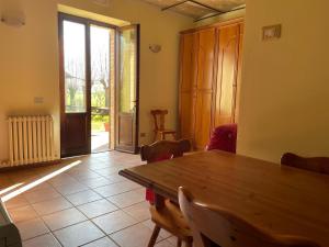 アッシジにあるLa Quiete Assisiのダイニングルーム(木製テーブル、大きな窓付)