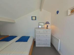 Posteľ alebo postele v izbe v ubytovaní Charmante maison à 250m de la plage avec jardin, terrasse ensoleillée et garage à vélo, L'Épine - FR-1-224B-161