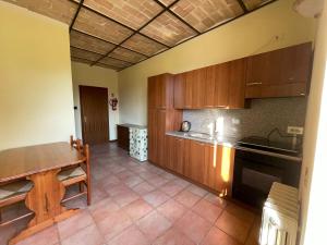 アッシジにあるLa Quiete Assisiのキッチン(木製キャビネット、テーブル、カウンター付)