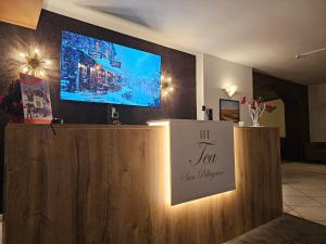 TV a/nebo společenská místnost v ubytování TEA San Pellegrino - DOLOMITI