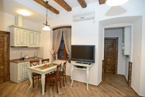 Televisyen dan/atau pusat hiburan di Apartments Kotor Old Town