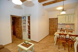 Dapur atau dapur kecil di Apartments Kotor Old Town