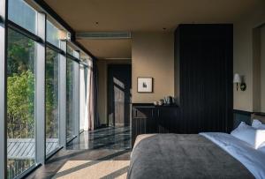 Uma cama ou camas num quarto em 景德镇行山世外东篱院民宿