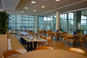 Um restaurante ou outro lugar para comer em AR Diamante Beach & SPA Hotel 4 SUP