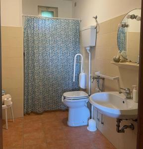 アッシジにあるLa Quiete Assisiのトイレと洗面台付きのバスルーム +8枚の写真