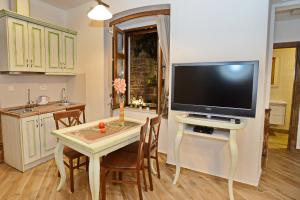 Dapur atau dapur kecil di Apartments Kotor Old Town