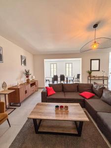 salon z kanapą i stołem w obiekcie Magnifique T3 les hauts du port Bonifacio w mieście Bonifacio
