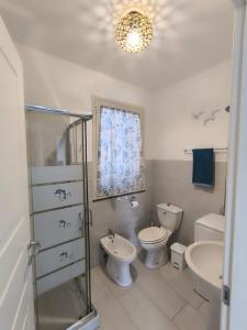 a bathroom with a toilet and a sink at Appartamento d' amare in Marzamemi