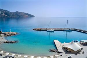 アギオス・ニコラオスにあるMirabello Bay Luxury Resortの大型スイミングプール(水中ボート付)