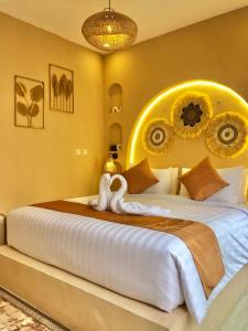 Кровать или кровати в номере Scala Villas With Private Pool Yogyakarta