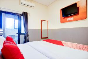 a bedroom with a bed and a tv on the wall at Dancenter Sean'S Residence Mansyur Near Universitas Sumatra Utara USU in Polonia Airport