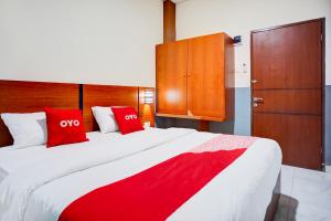 a bedroom with a large bed with red pillows at Dancenter Sean'S Residence Mansyur Near Universitas Sumatra Utara USU in Polonia Airport +37 photos